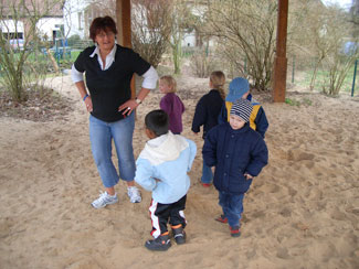 Manuela Cotterrell mit Kindern beim Spielen.